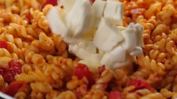 Poner Trozos Queso Mozarella Sartén Con Pasta Fusilli Cocida Con — Vídeo de stock