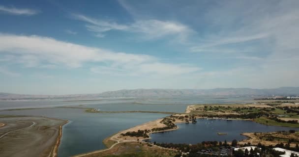 Aerial Birds Eye View Shoreline Lake Google Campus Amfiteatr Park — Wideo stockowe