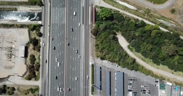 Πάνω Προς Κάτω Pan Άποψη Της Κυκλοφορίας Του Αυτοκινητόδρομου Στην — Αρχείο Βίντεο