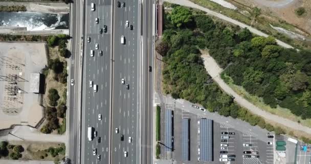 Vista Panorámica Arriba Abajo Del Tráfico Carretera 101 Paneles Solares — Vídeo de stock