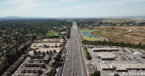 Luftaufnahme Von Kiefern Autos Autobahn 101 Vororte Dichte Bäume Dächer — Stockvideo