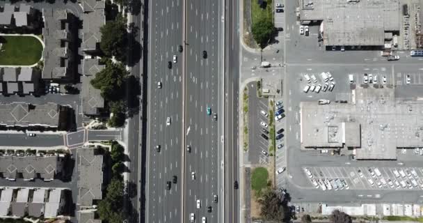 Von Oben Nach Unten Schwenkblick Auf Den Straßenverkehr Auf 101 — Stockvideo
