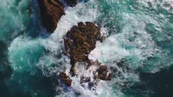 Witte Rotsachtig Landschap Blauwe Oceaan — Stockvideo