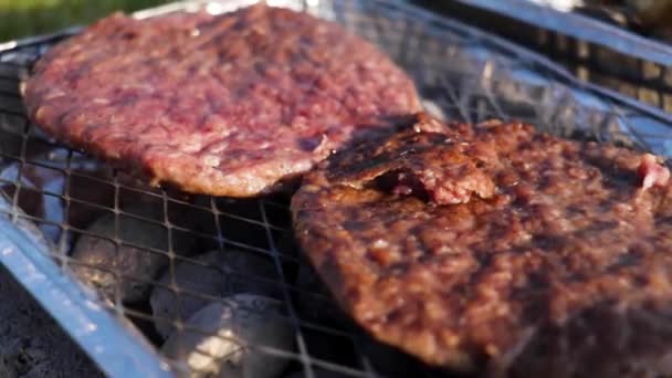 牛肉汉堡包在小的一次性烧烤上烹调 — 图库视频影像