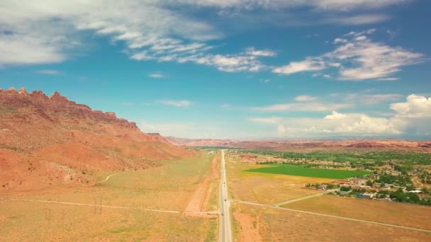 Drone Aéreo Largo Disparou Sobre Uma Comunidade Deserta Fora Moab — Vídeo de Stock