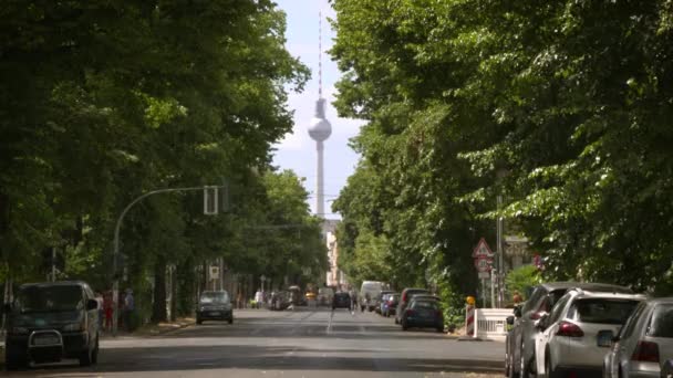 Torre Berlim Cenário Urbano Verão Entre Beco Verde Das Árvores — Vídeo de Stock