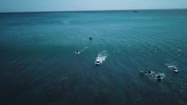 Drone Shot Volgt Twee Surfers Die Een Golf Proberen Vangen — Stockvideo