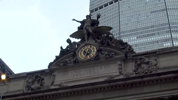 ニューヨーク市のグランド セントラル駅の外観の確立ショット — ストック動画