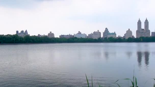 Central Park Manhattan Výhled New York Lake Městskou Krajinou — Stock video