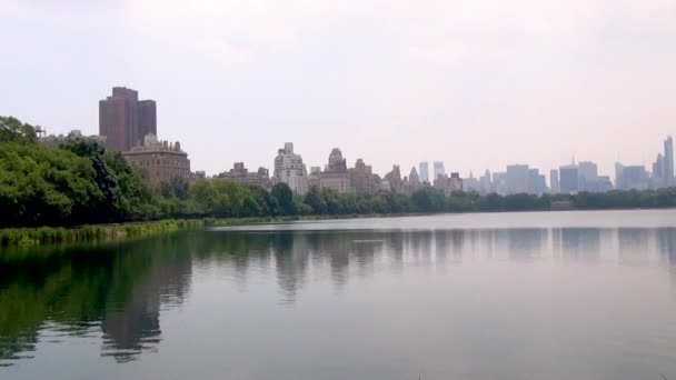 Central Park Manhattan New York Vista Lago Con Paesaggio Urbano — Video Stock
