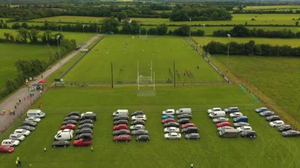 Volar Sobre Tiro Movimiento Hacia Adelante Sobre Campo Fútbol Irlandés — Vídeos de Stock