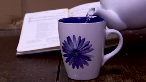 Verter Una Taza Café Con Libro Fuera Foco Fondo — Vídeo de stock