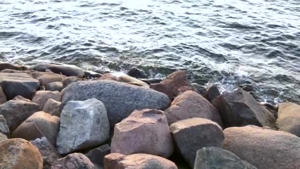 Vlnolamy Pobřeží Kameny Pobřeží Jsou Obklopeny Vodou Zpomalený Pohyb — Stock video