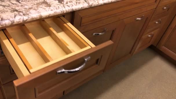 Практичный Вид Ящика Кухонного Шкафа Закрывающегося Замедленном Режиме Шкаф Kitchen — стоковое видео