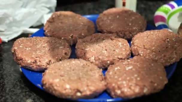 Hamburguesas Base Plantas Sazonadoras Meat Plato Azul Para Una Barbacoa — Vídeo de stock