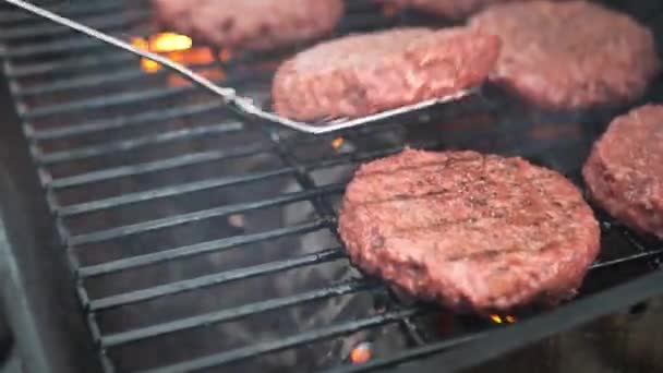 Otwarcie Pokrywy Grilla Łopatki Przerzucanie Alternatywnego Mięsa Meat Burger Paszteciki — Wideo stockowe