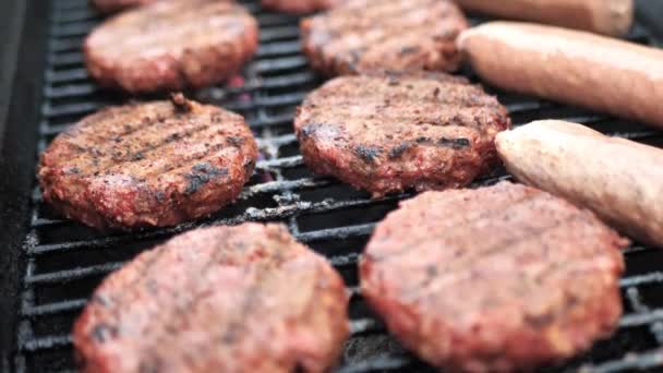 Close Filmagem Panning Alternative Meat Meat Hambúrguer Rissóis Salsichas Churrasco — Vídeo de Stock