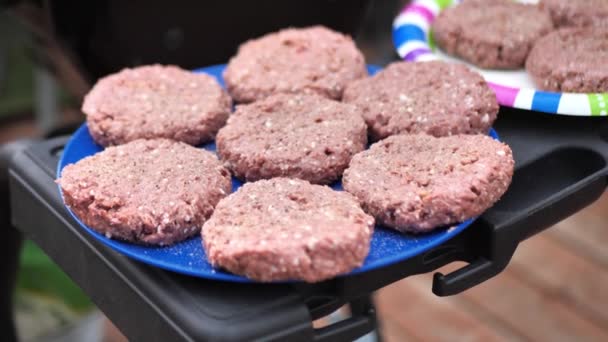 Zeitlupe Clip Von Ungekochten Alternativen Fleischburgern Meat Auf Bunten Tellern — Stockvideo