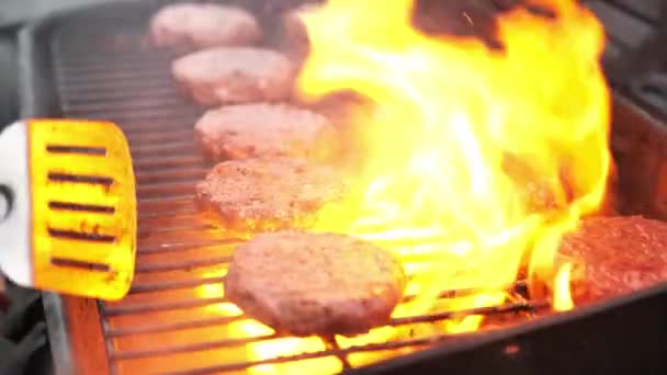 Apertura Tapa Parrilla Espátula Volteando Hamburguesas Carne Alternativa Más Allá — Vídeos de Stock
