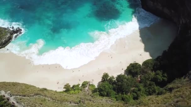 Drone Shot Ψηλά Πάνω Από Μονοπάτι Για Την Παραλία Kelingking — Αρχείο Βίντεο