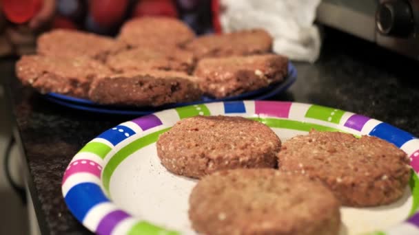 Hamburguesas Base Plantas Sazonadoras Meat Plato Azul Una Placa Papel — Vídeo de stock