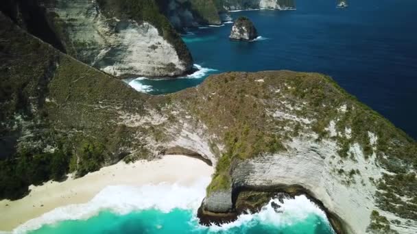 Drone Shot Kelingking Beach Panning Revealing Beautiful Crafts Island Nusa — Αρχείο Βίντεο