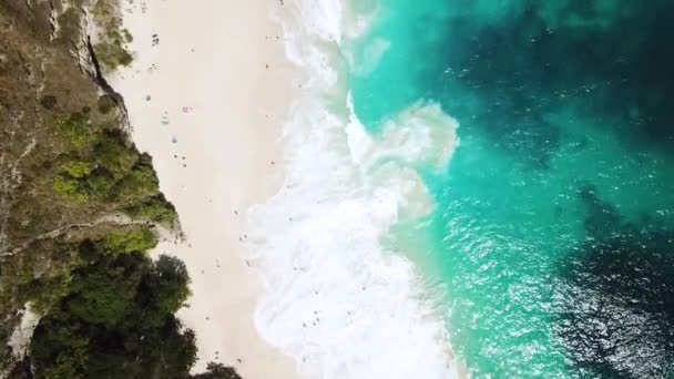 Drone Shot Direct Boven Kelingking Beach Het Eiland Nusa Penida — Stockvideo