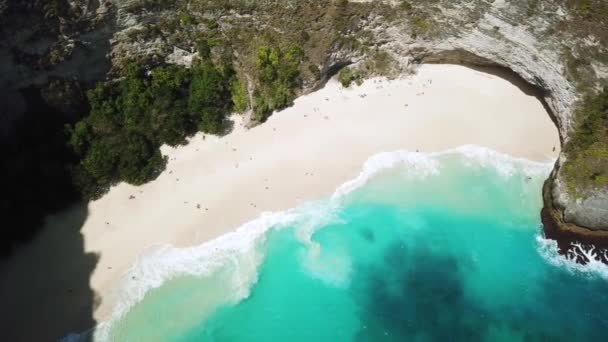 Bird Eye Drone Skott Ovan Vågor Kraschar Kelingking Stranden Nusa — Stockvideo