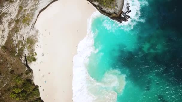 Drónlövés Siklik Gyönyörű Kelingking Beach Türkiz Kék Víz Nagy Hullámok — Stock videók