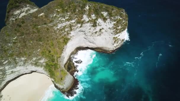 Bird Eye Drone Shot Waves Crashing Kelingking Beach Nusa Penida — Αρχείο Βίντεο