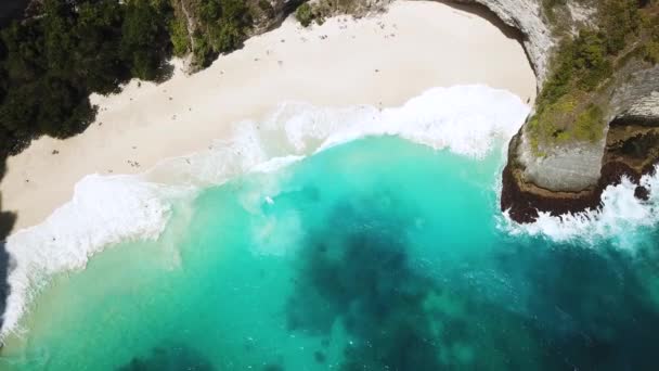 Drone Πυροβόλησε Ψηλά Πάνω Από Κρυστάλλινα Καταγάλανα Νερά Στην Παραλία — Αρχείο Βίντεο