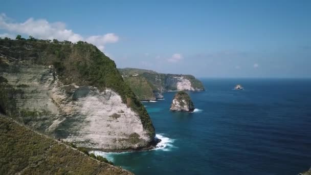 Rising Drone Shot Αποκαλύπτοντας Όμορφα Βράχια Kelingking Του Νησιού Της — Αρχείο Βίντεο