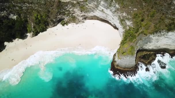 Bird Eye Drone Πυροβολήθηκε Πάνω Από Κύματα Συντρίβεται Στην Παραλία — Αρχείο Βίντεο