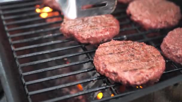Otwarcie Pokrywy Grilla Łopatki Przerzucanie Alternatywnego Mięsa Poza Mięsem Burger — Wideo stockowe