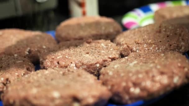 Koření Rostlin Bázi Meat Hamburgery Modrém Talíři Pro Letní Grilování — Stock video