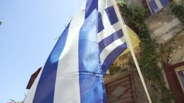 Drapeau National Grec Agitant Devant Bâtiment Jour Ensoleillé Gros Plan — Video