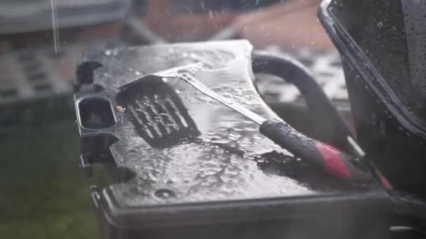 Regn Faller Metallspatel Regnstorm Svart Grill Slow Motion — Stockvideo