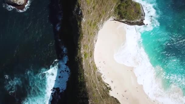 Rotáló Drón Lövés Közvetlenül Ridgeline Kelingking Beach Sziget Nusa Penida — Stock videók