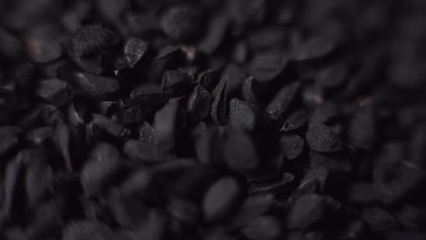 Světlo Proniká Přes Izolovaný Makrosnímek Aktivního Uhlí — Stock video