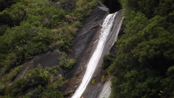 Wielki Górski Wodospad Pochyla Się Płaskiej Skalistej Kaskadzie — Wideo stockowe
