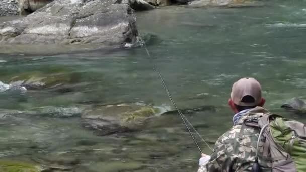 Forellenfliegenfischen Gebirgsfluss Sommer Ein Fischer Versucht Einen Großen Fisch Fangen — Stockvideo