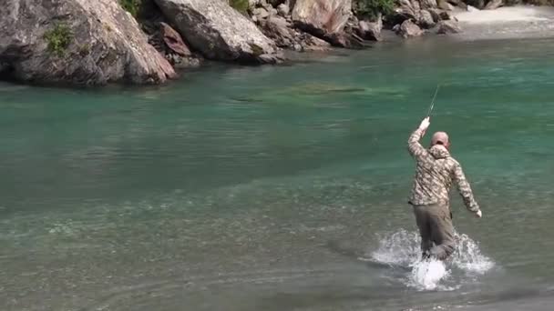 夏天鳟鱼在山河里钓鱼 一个渔夫想钓到一条大鱼 就跑到水里去了 — 图库视频影像