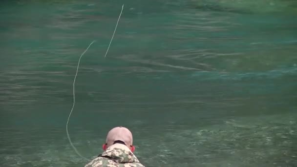 Forellenfliegenfischen Gebirgsfluss Sommer Ein Fischer Fängt Einen Großen Fisch Eine — Stockvideo