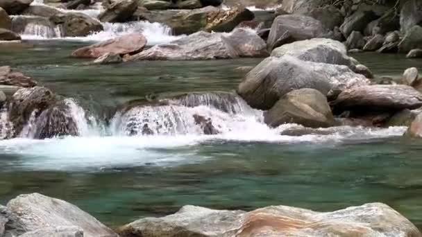 Rio Montanha Pura Flui Sobre Rochas Rio Com Corredeiras Poços — Vídeo de Stock