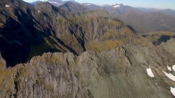 Dron Filmujący Górskie Klify Skały Pogodny Letni Dzień — Wideo stockowe