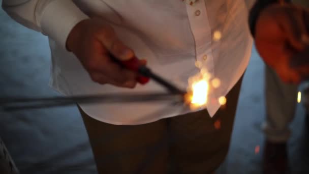 Slow Motion Shot Κάποιου Που Χρησιμοποιεί Αναπτήρα Για Ανάψει Πυροτεχνήματα — Αρχείο Βίντεο