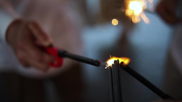 Spowolniony Ruch Grupy Ludzi Używających Zapalniczki Zapalania Fajerwerków Świętowanie — Wideo stockowe
