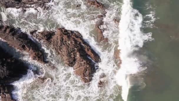 Static Aerial Shot Waves Crashing Sandstone Rocks Birds Eye View — Video Stock