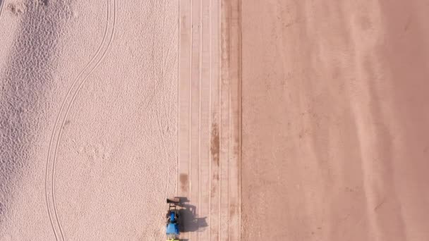 Static Shot Tractor Trailer Pulizia Una Spiaggia Sabbia Nel Nord — Video Stock