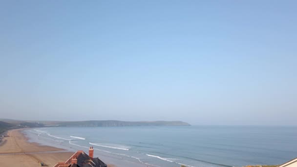 Golven Crashen Tegen Een Lang Zandstrand Devon Fading Out Blue — Stockvideo